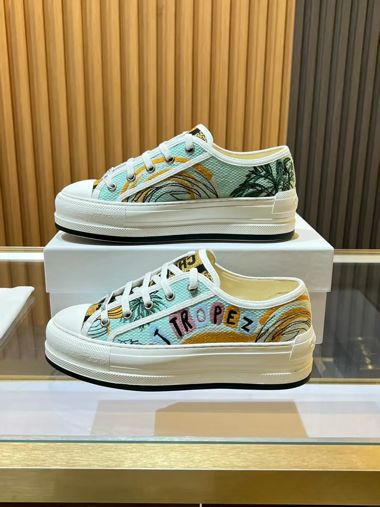 👟👟Ex-factory price 520👟👟 Walk‘n’Dior embroidered mid-top casual shoes are new in 2025. On the fashion stage, Dior embroidered shoes are the well-deserved protagonist. Delicate stitching is used on the upper, every stitch is devoted to the craftsman's efforts, and every thread is woven with artistic poetry. From complex floral patterns to smart geometric textures, embroidery is like the magic that gives shoes life, allowing them to show dynamic beauty even in static conditions.   Wearing Dior embroidered shoes feels like stepping into a dream world full of art. It is not only a pair of shoes, but also a walking piece of art that perfectly integrates fashion and culture. Whether you are strolling on the bustling city streets or attending important social occasions, Dior embroidered shoes can add unique charm to your style and become the focus of everyone's attention.   Choosing Dior embroidered shoes means choosing a persistent pursuit of quality and a unique understanding of fashion. Let it accompany you through every wonderful moment and leave your own fashion mark.  Material: Sheepskin lining, feet, silk cowhide, size 35-41, heel height 5cm